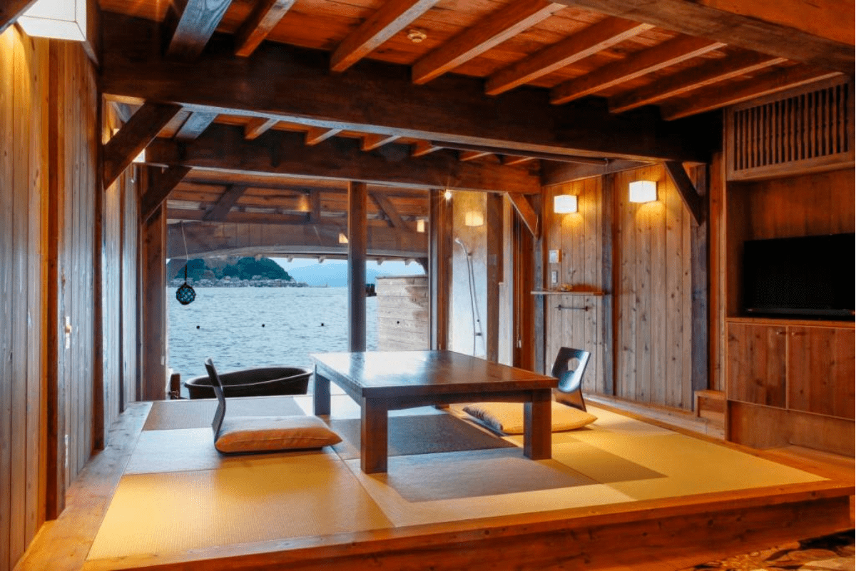 伊根の舟屋は観光地ではありません』その真意を調査 現地は賑わう一方 一般の住居や庭に立ち入って写真を撮る観光客の姿も地元は困惑「テーマパークではない。生活の場です」特集MBSニュース