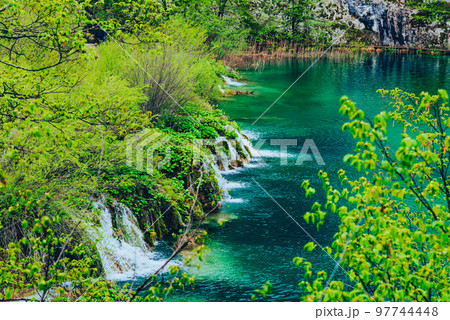 クロアチア 世界遺産 秋のプリトヴィッツェ湖群国立公園の写真素材2957788-