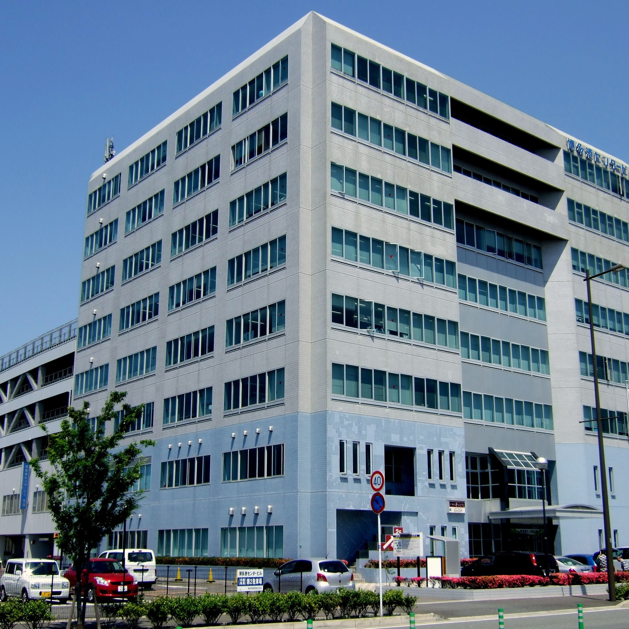 こんにちは！博多港国際ターミナル総合案内所です！ 国際ターミナル2F入国口前にSIMカードの自動販売機が設置されました。ご使用は日本国内のみ利用可能です！ 5GB 3日間、5GB 5日間、10GB