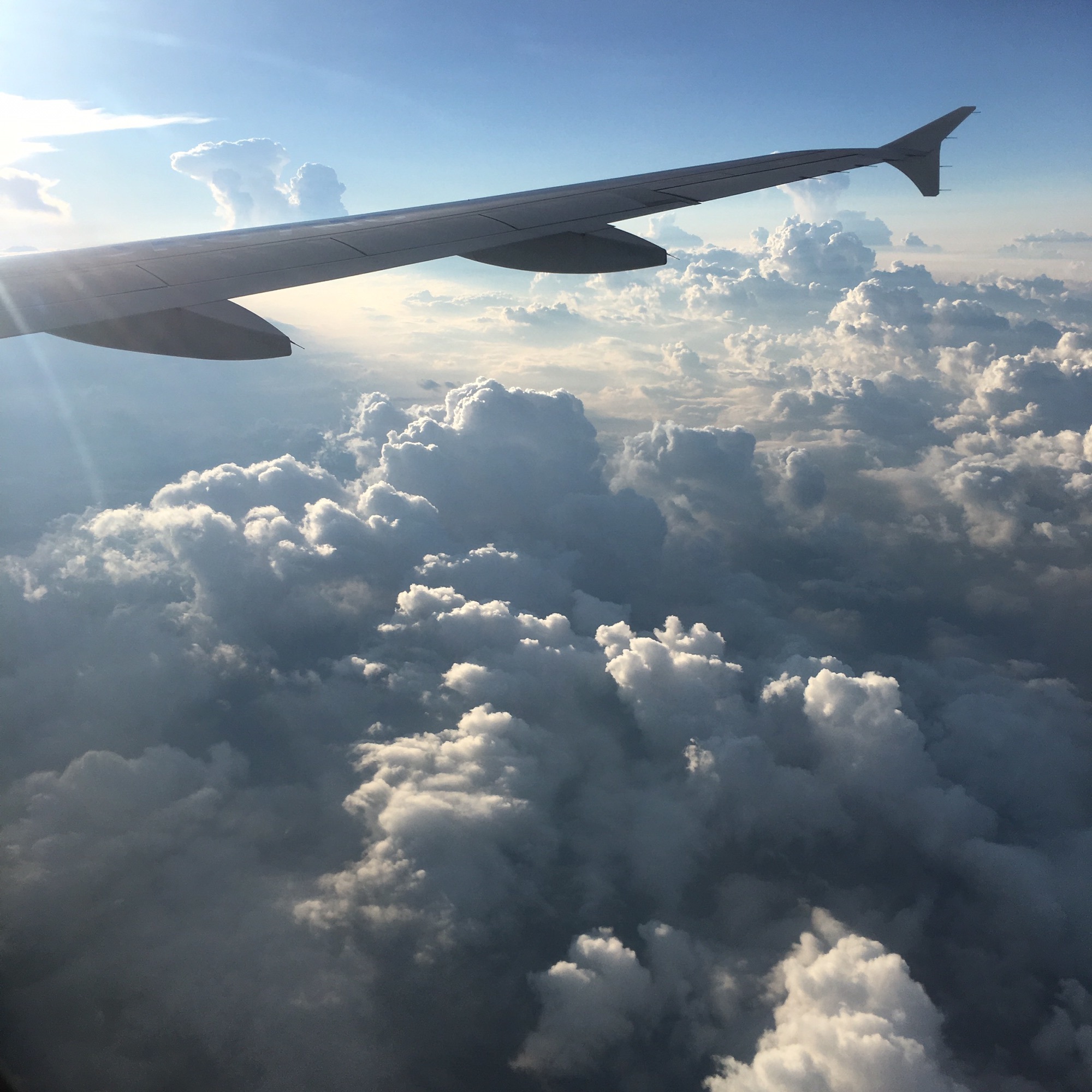 空の旅飛行機の窓から見た上空からの夕日と空と雲の素晴らしい景色Premium写真