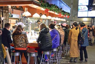 スペイン・バルセロナ サンジョセップ市場に並ぶ生ハム 写真素材919410-