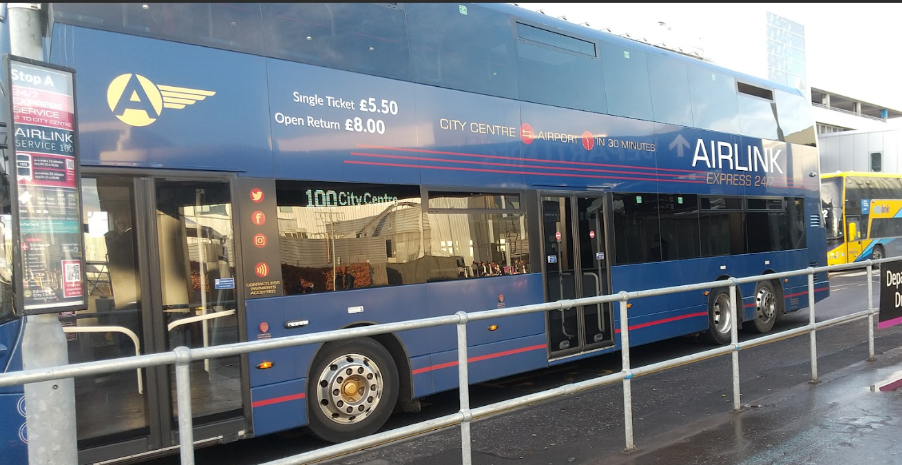 エジンバラ空港 真夜中に市内から空港バス AIRLINK