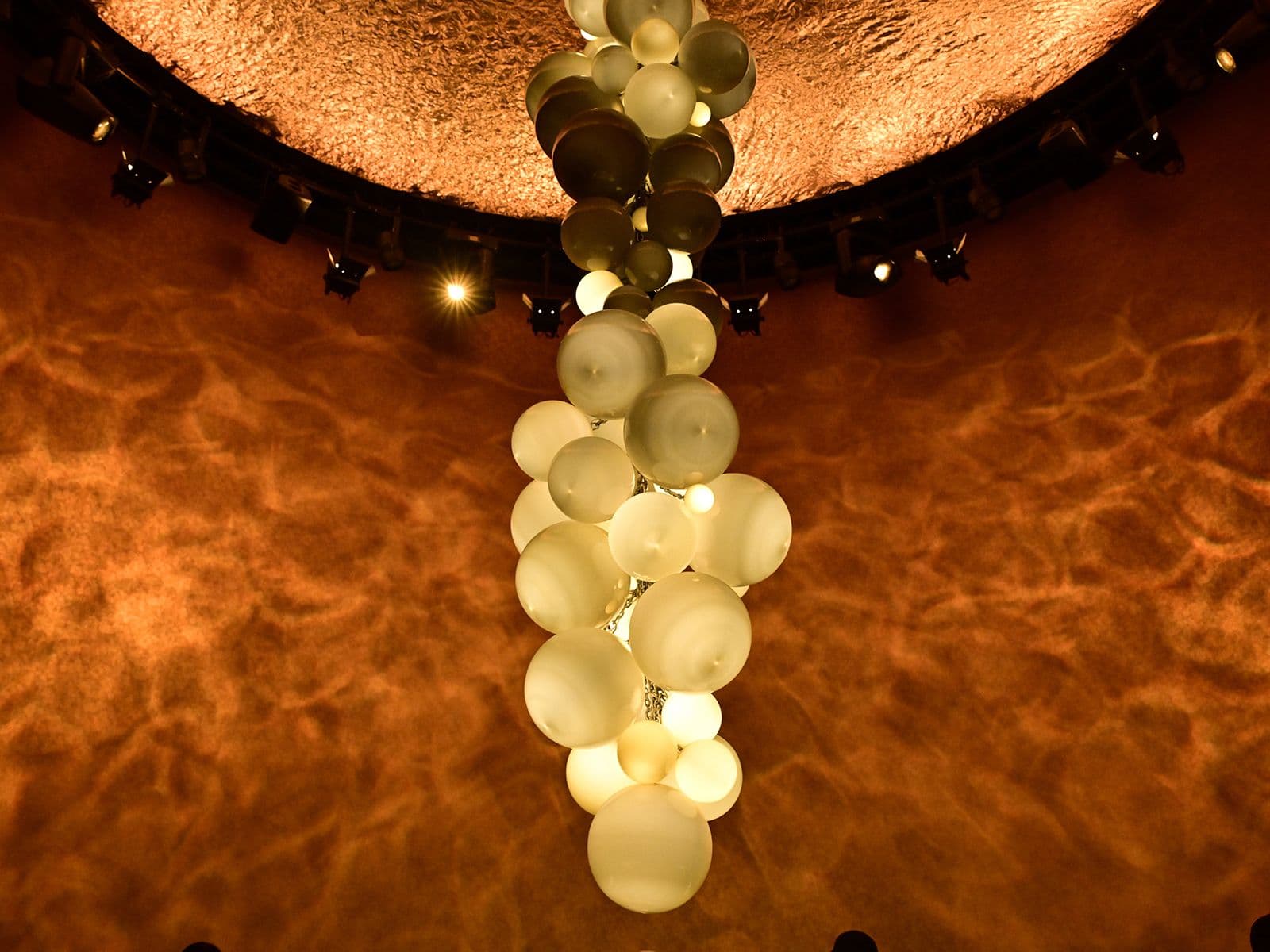 開催まであと４日に迫った大阪万博2025のプレス向け内覧会に行ってきた ちゃんと見たのはフランス館🇫🇷のみだけど 。会場全体の印象をいえば、70年万博のときの太陽の塔のようなシンボリックなものがなにもなくて、ひたすら雑駁。 70年万博当時8歳の多感な少年で、７