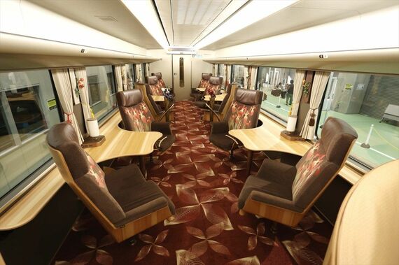 吉野に遊んだ日、京都から橿原神宮前までは「サニーカー」に乗った。ふと思ったのは、やはり昭和生まれの特急車は、シートピッチがやや狭いように感じた。橿原神宮前駅に着くと、橿原線ホームに撮り鉄が集まっていた。後で知ったことだが、その日は数を減らしている8000