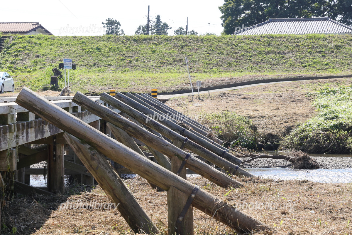 島田橋 〜埼玉県〜 島田橋は、埼玉県坂戸市島田と東松山市宮鼻の間の越辺川に架かる、冠水橋、または潜水橋です。明治時代初期頃まではこの場所に橋 は架けられず、島田の渡しといわれた渡し船による連絡でしたが明治初期頃に木製の橋が架けられて川両岸間の連絡が容易に