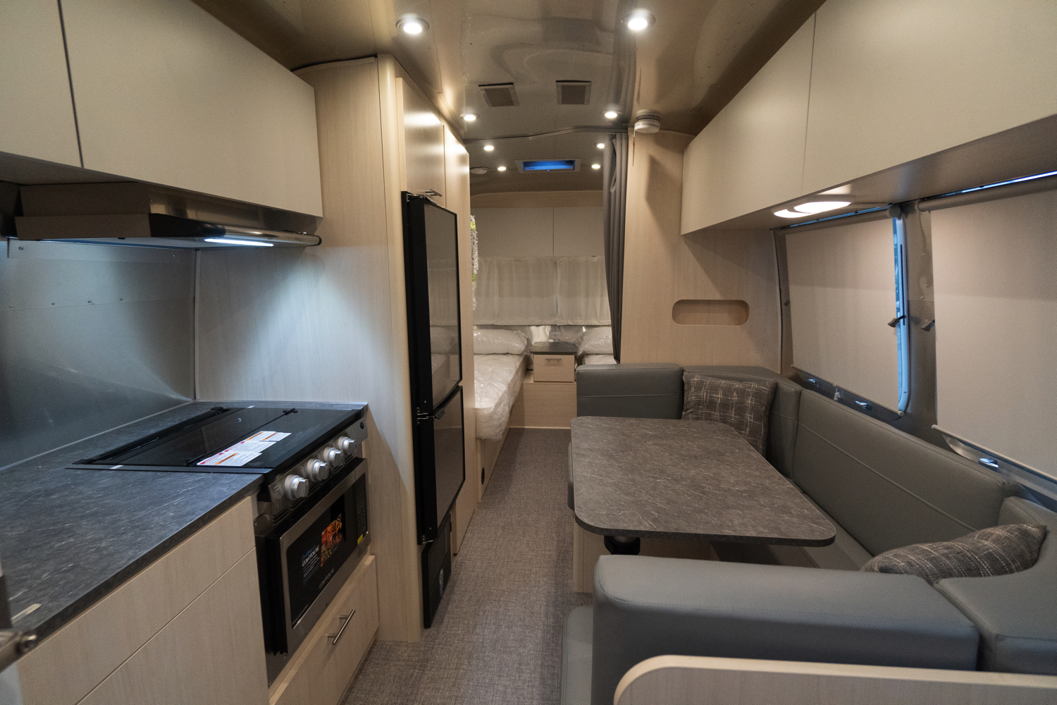 ハイエースをDIYでキャンピングカー架装する！ 手軽に施工できるバンライフ仕様の中身とはsoto lover -