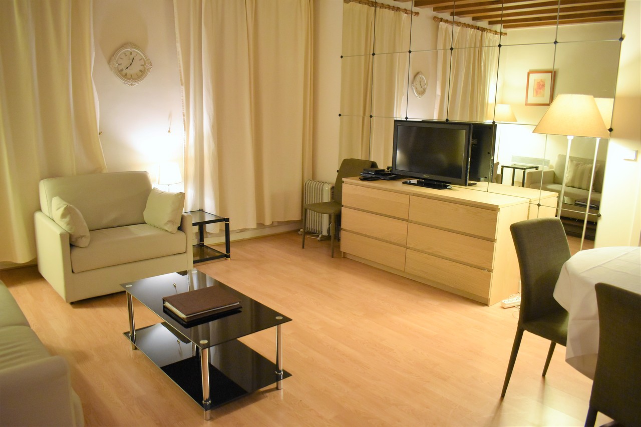 Amazon.co.jp: フランスふらふら一人旅 パリ・アパルトマン生活編 eBook :