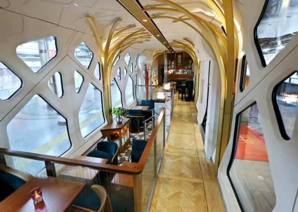 四季島 正面から 写真素材5021530- フォトライブラリ