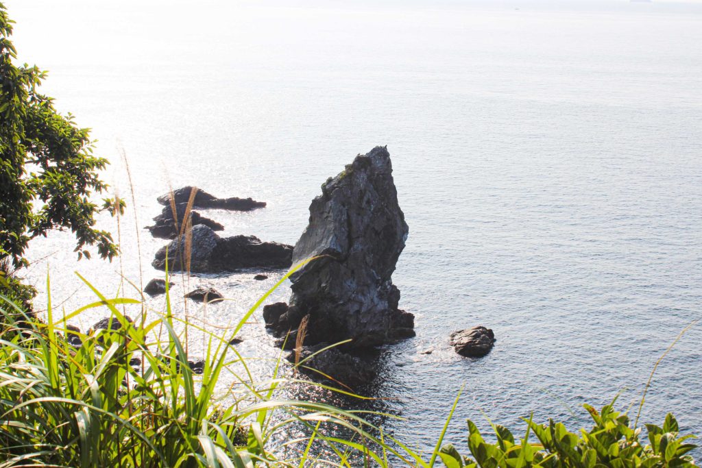 沼島のシンボル 上立神岩 高さ30ｍを誇る巨石と神秘的な景観に感動