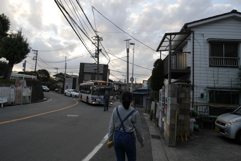 なぜこの道がバス通りなんだろう？”ゆずの街”岡村町をゆく 横浜の市営バス なぜ山岳路線が多い？ 宮武和多哉- エキスパート