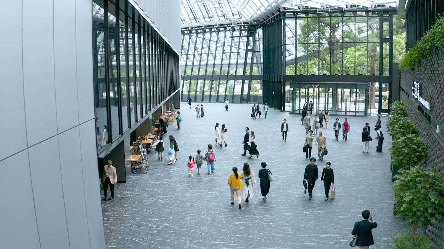 新宿住友ビルの日本最大級屋内空間「三角広場」レポ