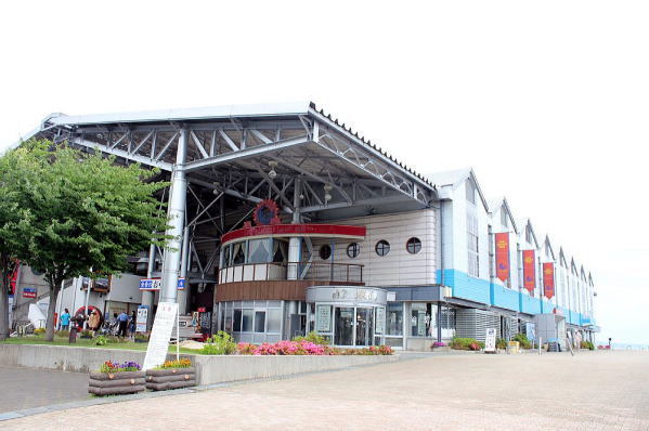 坂本です〜！ 3連休に開催した能登食祭市場のイベントでお出しした、自慢の海鮮丼「えのめ丼」です 海大漁屋は海鮮丼を食べに来ていただくだけじゃなく、団体さんのご予約やイベント対応もできるんです👍