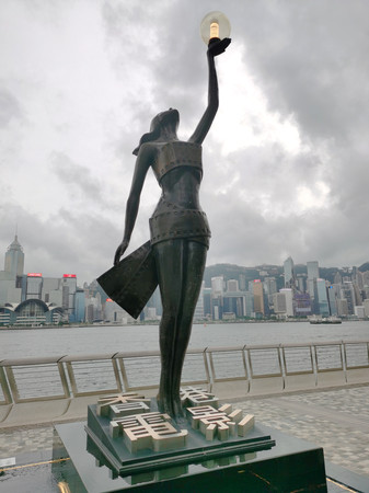 香港🇭🇰アベニュー・オブ・スターズ 星光大道 で 地下鉄🚇に乗って、ゆっくり市内観光です！ 香港の映画スターの手形に合わせたみました😀夜景🌉が楽しみです❣️香港香港市内観光アベニューオブスターズ星光大道维多利亚港维多利亚港夜景香港景色