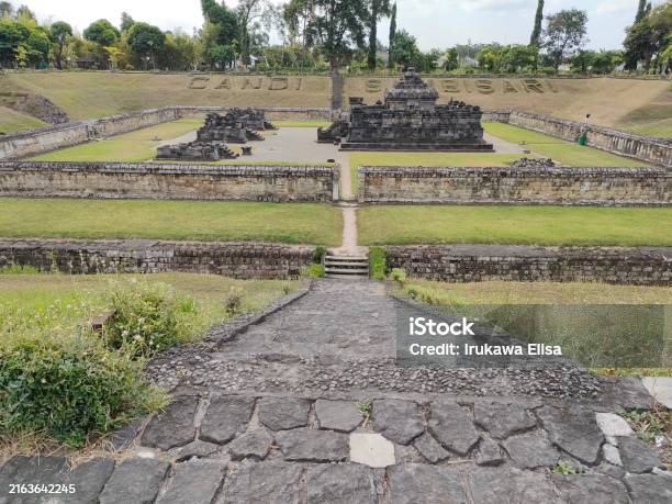 観光客をムーンストーンの遺跡でアヌラダプラ スリランカ - アヌラーダプラのストックフォトや画像を多数ご用意