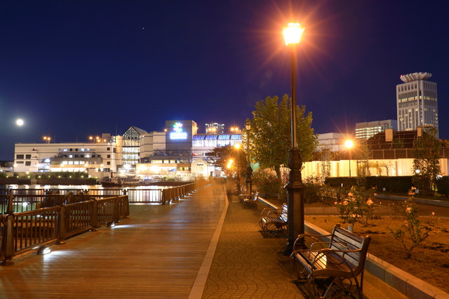 Mercure Yokosukaメルキュール横須賀 - 横須賀の夜景はオレンジ色の灯りに包まれてムード満点💯