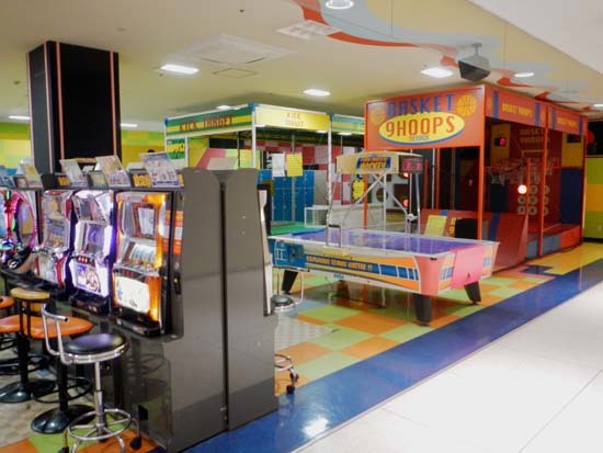 ボウリング場の店舗スタッフ ジェームス山グランドボウル