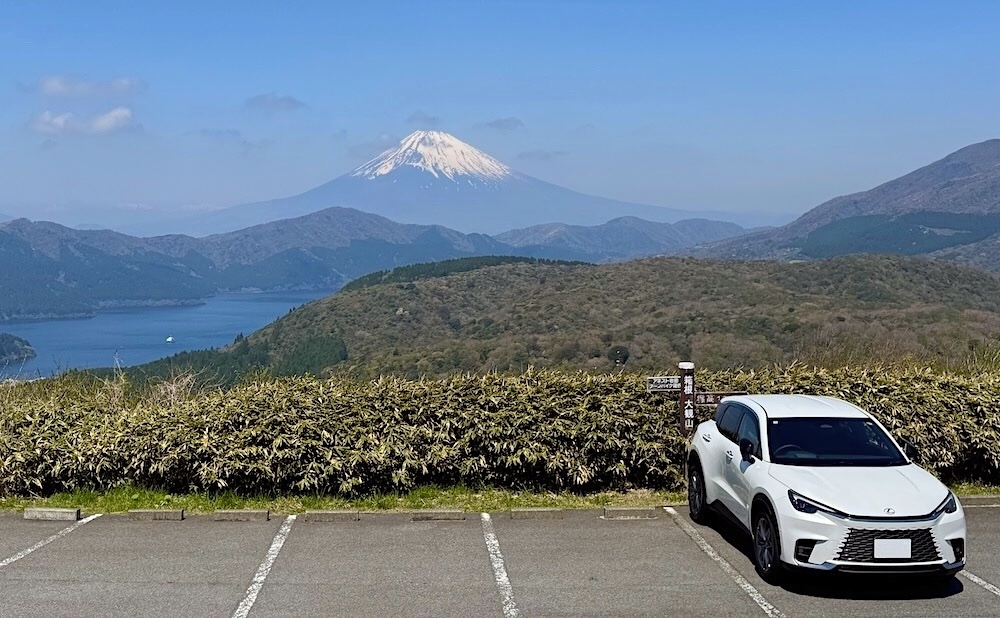 大観山芦ノ湖と富士山を背景に写真撮影できる人気展望台車の写真撮影スポット