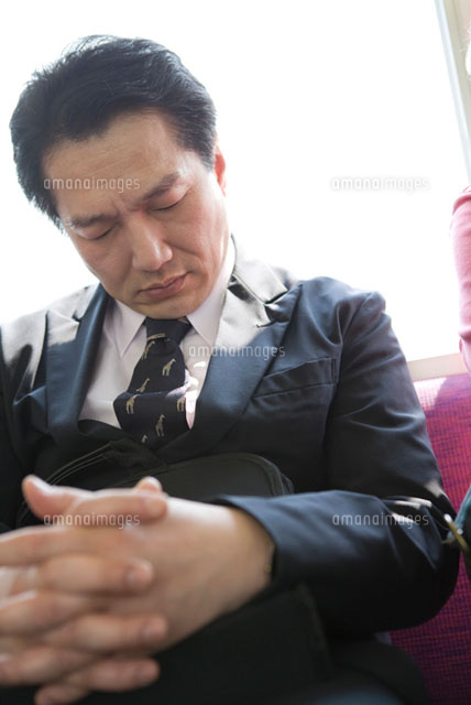 朝の通勤電車で眠る大人の女性の写真・画像素材-Snapmart スナップマート