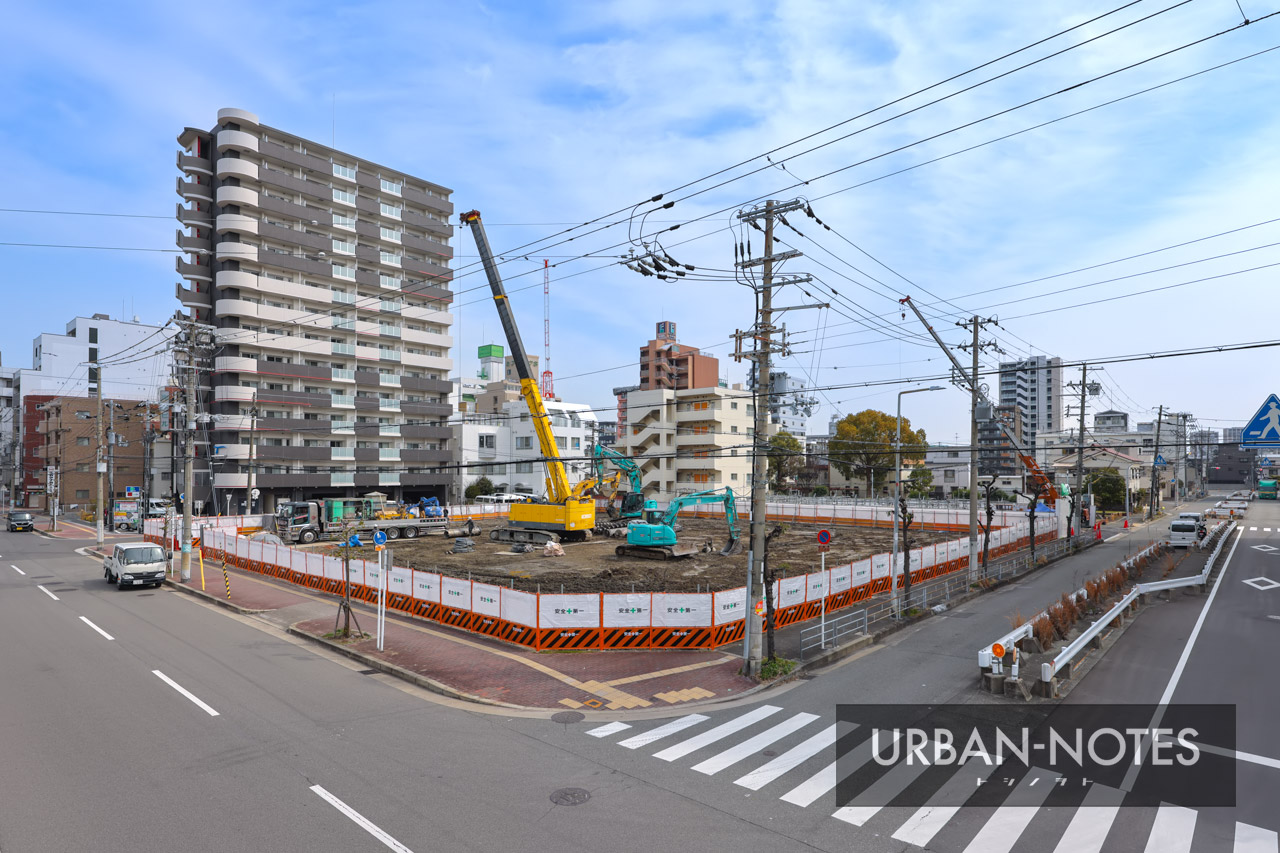 初日に博多駅で降りて、最初に歩いた道と, 翌日に本社に行くために乗ったタクシー乗り場が見えた。, それから、また駅ナカをブラブラ。,上島珈琲店でココアを飲んで時間を潰した。, 新幹線乗り場から改札に入ってからも, おみやげ屋さんブラブラ。,