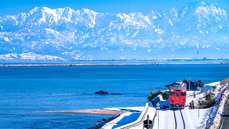 ジブリの世界を探訪する海岸列車の旅