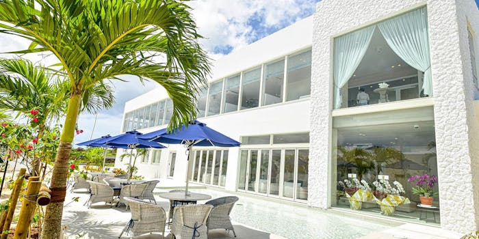 当ホテルの目の前に延びる、伊良部大橋。 宮古島と伊良部島を結ぶ全長3,540メートルの橋で、2015年に開通し、今年10周年を迎えました。日本一長い無料で渡れる橋として知られ、美しい海の景色を望むドライブには最高です。 特に晴れた日には、青い海と空が広がる絶景が