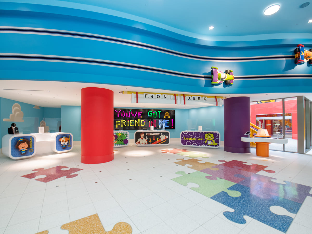 東京ディズニーリゾート・トイ・ストーリーホテル」オープン、“おもちゃの世界”広がるディズニーホテル - ファッションプレス