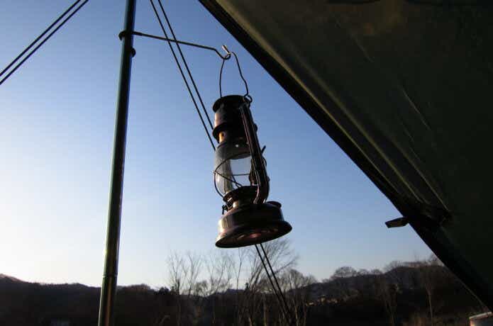 キャンプのランタンスタンドの選び方とメリット・デメリットを紹介！タイプ毎におすすめのランタンスタンドはこれ