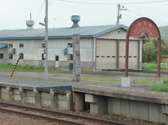 標茶町観光協会標茶中学校横の紅葉並木が、今年も見頃を迎えています。暖かくなったり寒くなったりと不安定な気候ですが、例年通りの色付きを見せてくれてます。 お近くの方は是非見に行ってみてくださいね😌自然北海道北海道観光北海道旅行道東ひがし