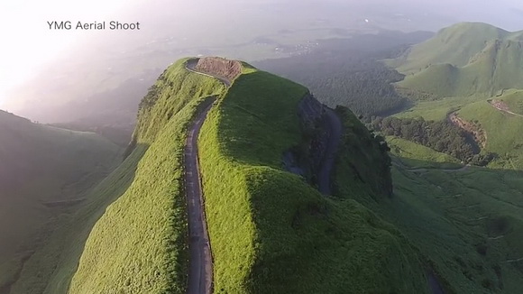 ラピュタの道 熊本県阿蘇市””このまま雲の上を走れそうな気がします”” 「バルス」でもお馴染みの「天空の城ラピュタ」。その映画に出てきそうな道が、