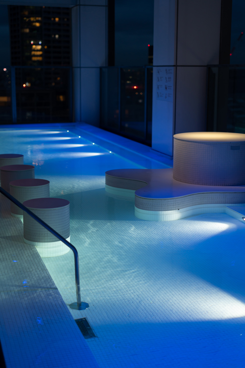 かほと渋谷宮下パークホテル最上階 SOAK ナイトプール