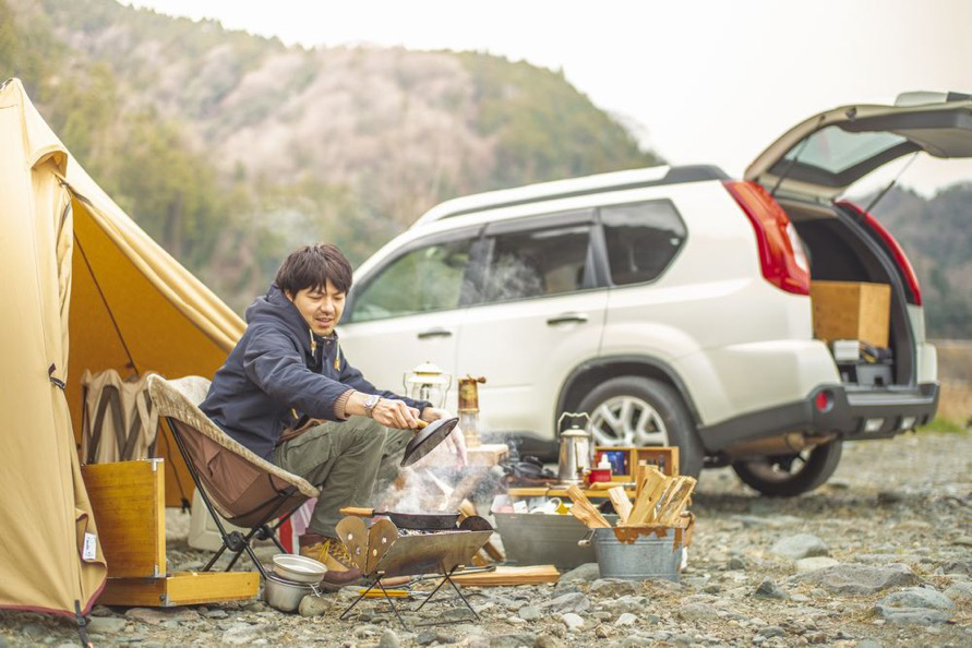 クルマは移動手段ではなくキャンプギア!? キャンプサイトで映えるアウトドアビークル18選 アウトドアシーンで映える赤×黒のカラーリングも強いこだわり！ 日産・エクストレイルMotor-Fan