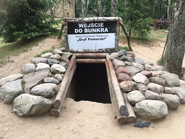 ポーランドに上下さかさまの家 写真3枚 国際ニュース：AFPBB News