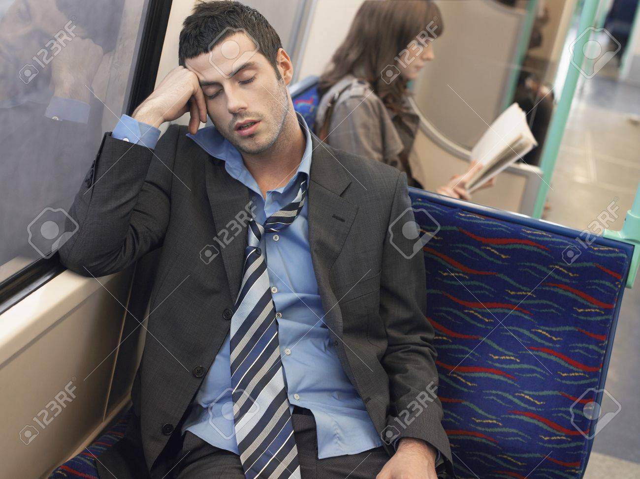 電車で眠るビジネス男性の写真素材FYI02970132ストックフォトの Qlean Market