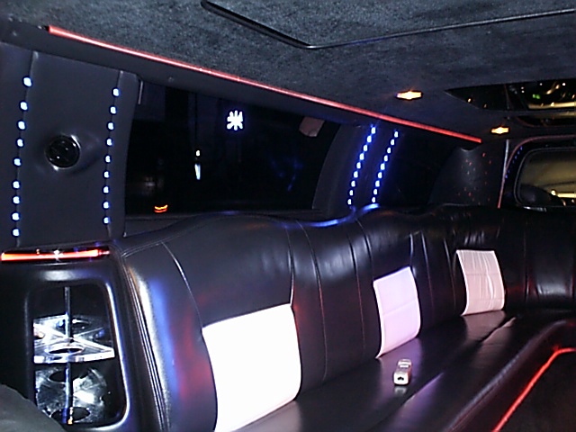 乗り心地はセレブ？「海外旅行気分を楽しんで」三条市にリムジンタクシー登場