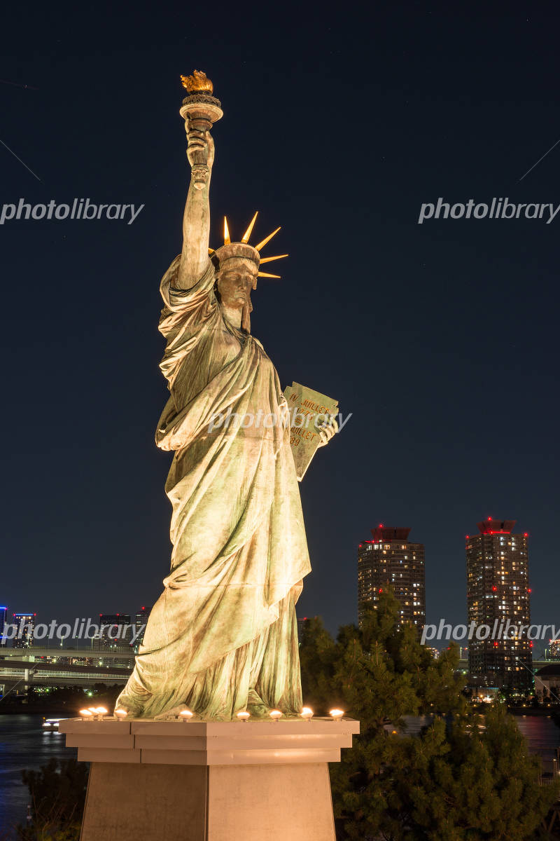 ライトアップしたお台場の自由の女神像とレインボーブリッジの写真素材FYI01591820ストックフォトの QleanMarket キュリンマーケット