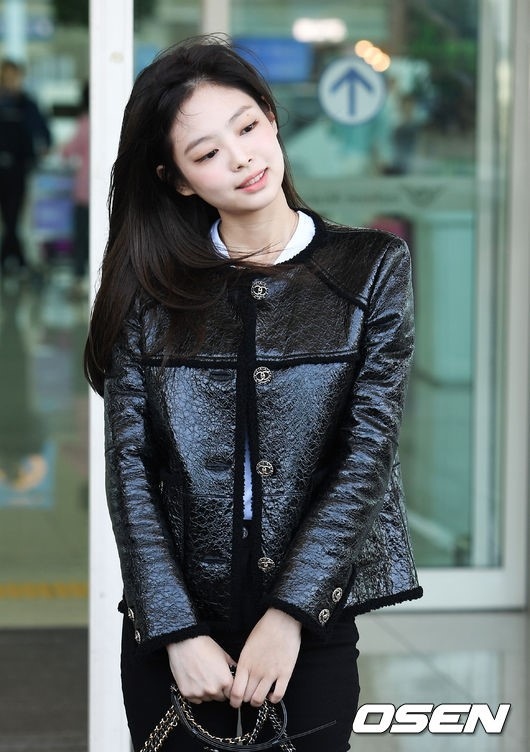 BLACKPINKのジスとジェニー、フランスへ出国！ワールドツアーに向けた空港ファッションが