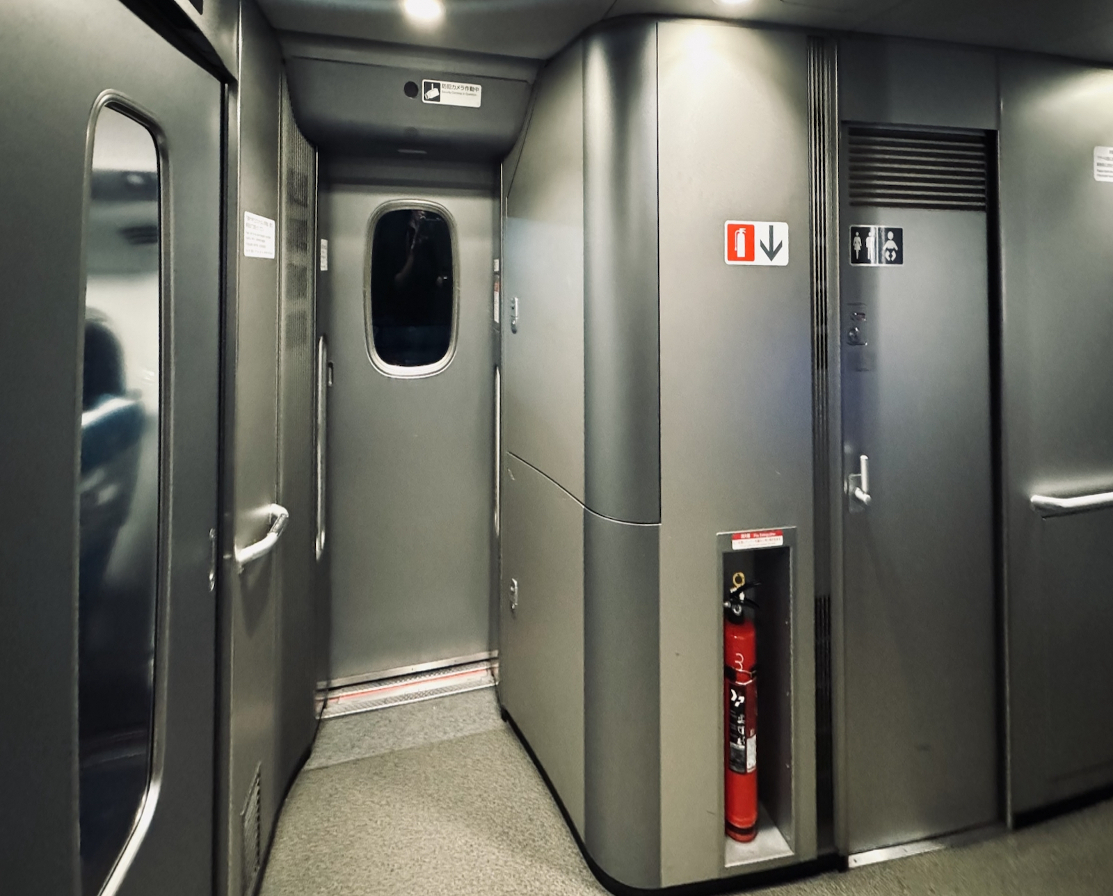 新幹線のトイレのランプはどっちの意味！？点灯中に使えるのか、使えないのか解説everyday life