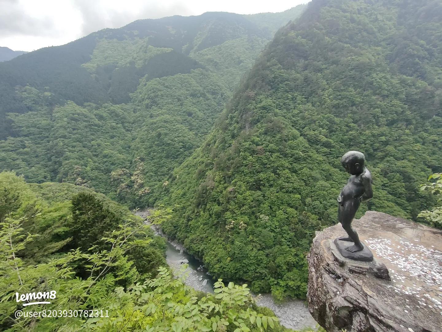 断崖絶壁に立つ「小便小僧」の謎 徳島の山奥、深さ200mの谷底に向かってJタウンネット