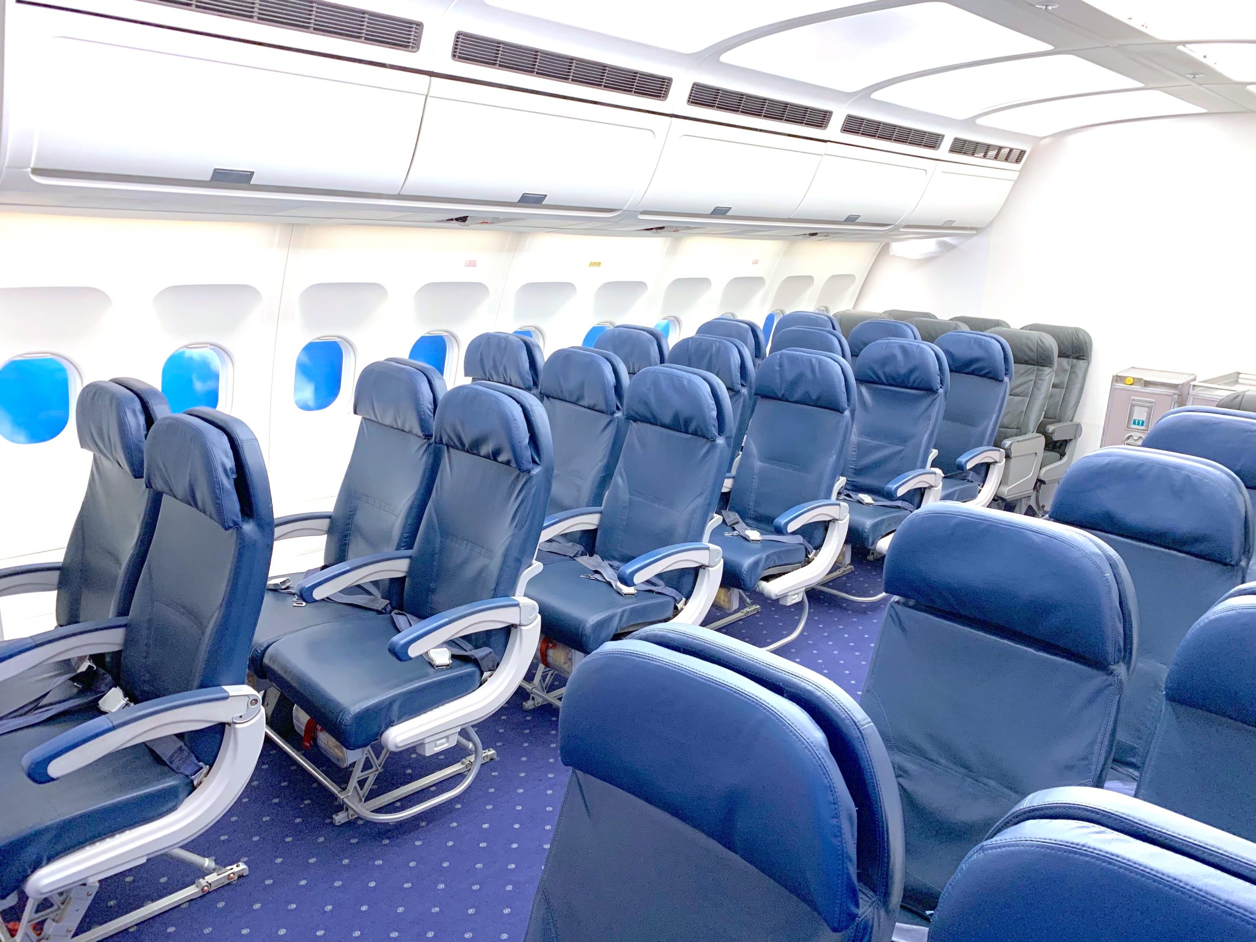 8,974 飛行機 機内 Stock