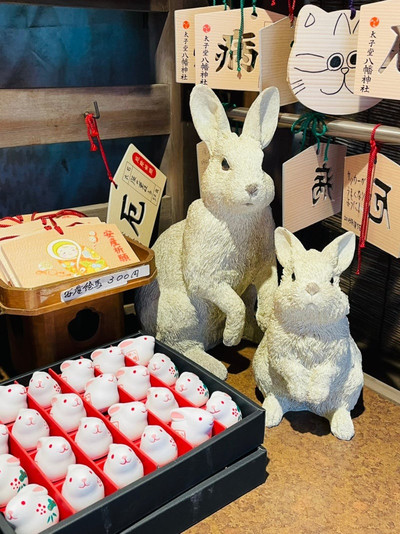 太子堂八幡神社』 東京都世田谷区にある神社。緑が豊かな境内の一角で飼育されているうさぎは「幸せうさぎ 」とよばれて親しまれており、癒しのスポットになっています。御朱印は季節を感じるスタンプがおされたものももんかライター ×