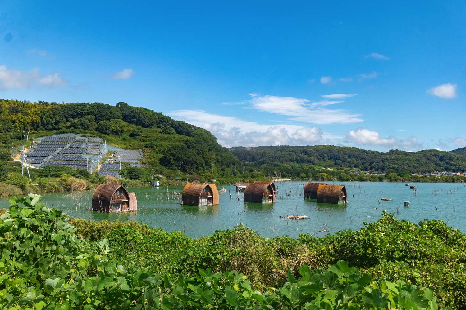 写真多数 瀬戸内海沿岸に突然現れる「水没ペンション村」のどかな町のすぐそばにある“奇妙すぎる廃墟”に行ってみた文春オンライン