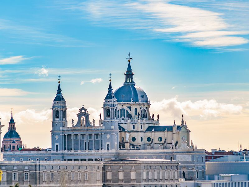 スペイン新婚旅行のすべて！基本情報からおすすめホテルまで一挙公開VELTRA旅行ガイド