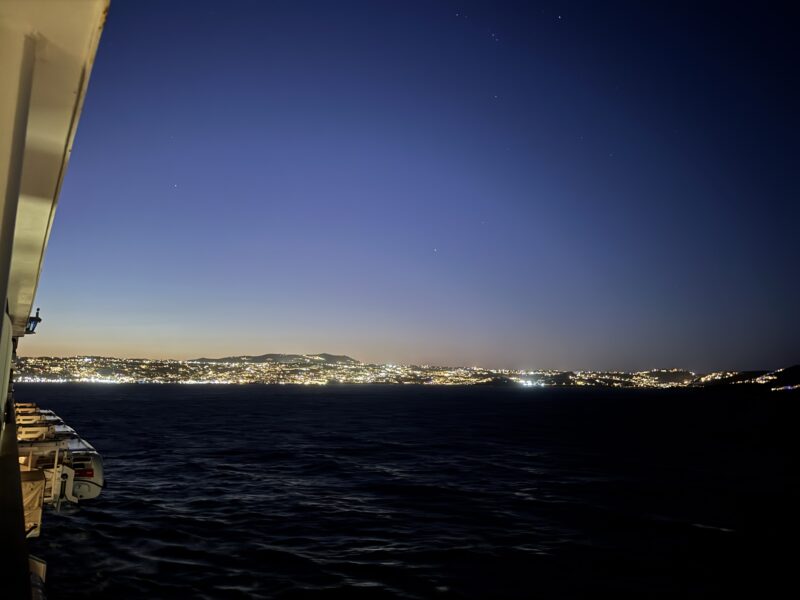 クリミアのセヴァストポリにあるバラクラヴァ湾のパノラマ ソ連潜水艦のための有名な地下海軍基地 ウクライナの冷戦ソ連の遺物