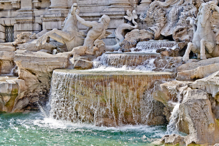 トレビの泉が真っ黒に染まる ローマ市長「大理石の小さな穴に黒ずみ残るリスク」 : 読売新聞