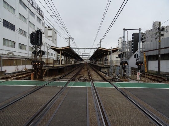 京急車両基地横浜駅のすぐ近く、京急本線・神奈川新町駅を降りると、目の前に京急車両基地が広がっています。西口改札から出ると、車庫内で休息している電車たちを眺めることができます。 線路をはさんで両サイドには、大きな公園もあるので、電車を眺めながら