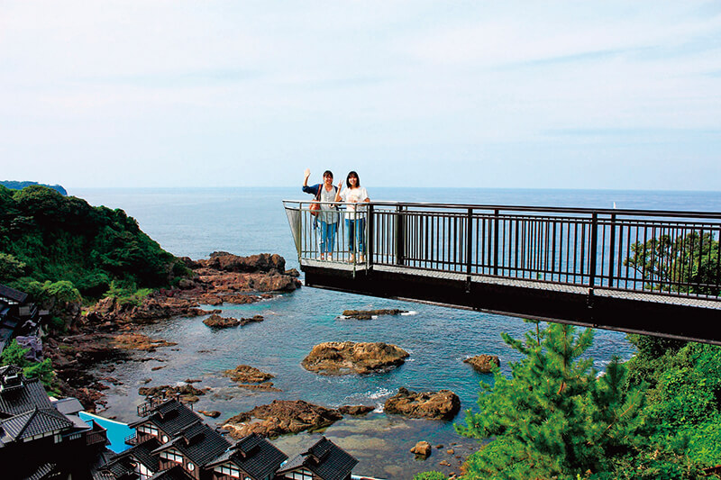 能登半島最先端の青の洞窟と灯台、そして塩田 : 富山のミカエル日記