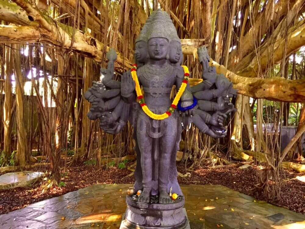 Kauai Hindu Monasteryカウアイ・ヒンドゥー寺院① 住宅街の中に忽然と