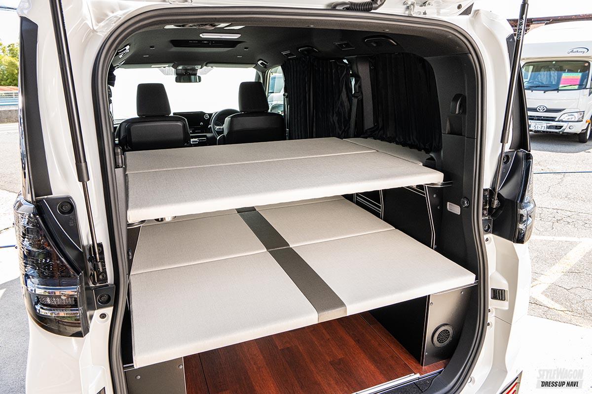 トヨタ「新型ノア ヴォクシー」用の車中泊キャンピング仕様が便利すぎる！ オプションでポップアップルーフ装備したら完璧です Auto MesseWeb自動車情報・ニュース
