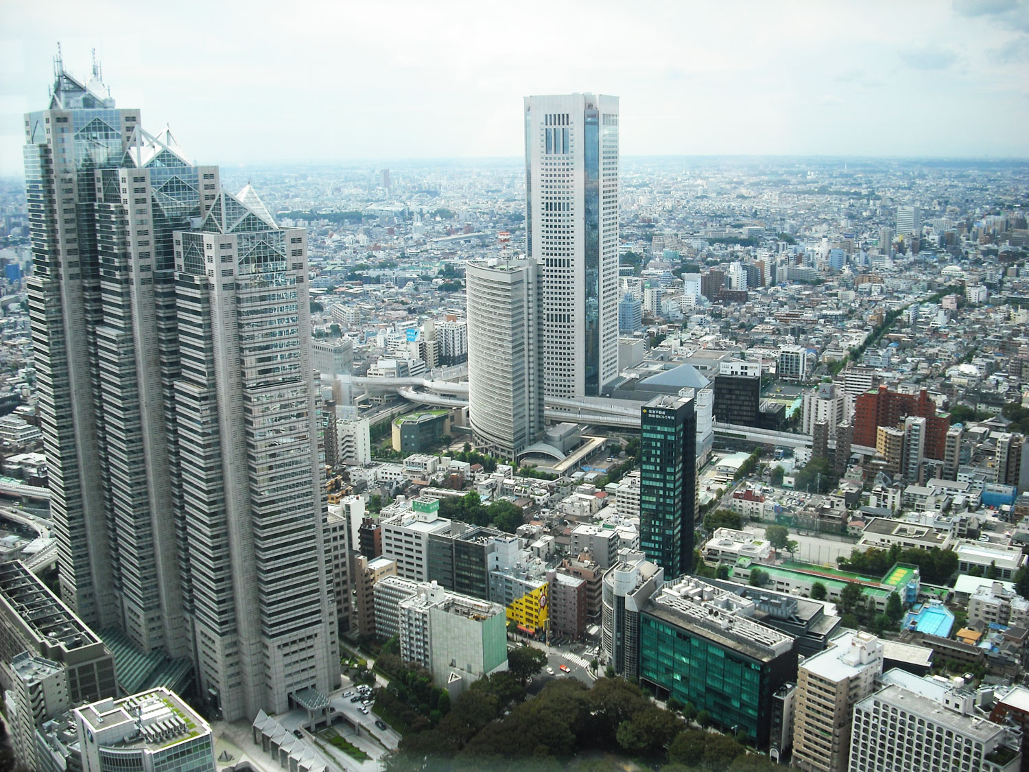 東京の街並みを360度のパノラマで楽しむ「東京都庁 展望室」 -公式 &Here