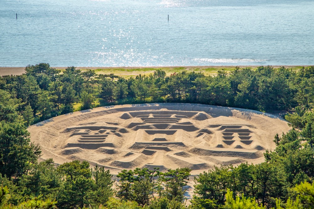 銭形砂絵「寛永通宝」 展望台から望む 金運パワースポット